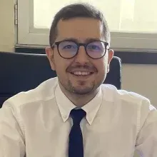 Uzm. Dr. Erdal Görkem Gavcar — Çocuk ve Ergen Psikiyatrisi. Portre fotoğrafı.