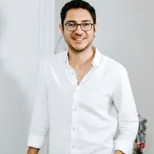 Uzm. Dr. Murat Durak — Dermatoloji, İzmir. Portre fotoğrafı.