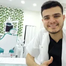 Dt. Erdem Toprak — Diş Hekimi, İstanbul. Portre fotoğrafı.