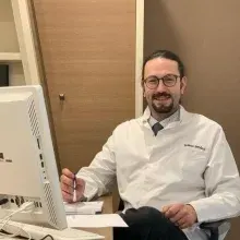 Op. Dr. Sinan Eroğlu — Kulak Burun Boğaz, İstanbul. Portre fotoğrafı.
