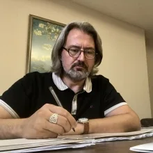 Uzm. Dr. Serkan İslam — Psikiyatri, İstanbul. Portre fotoğrafı.