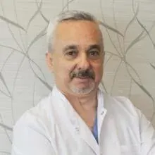 Dr. Kadir Şenses — Radyasyon Onkolojisi, Maltepe, İstanbul. Portre fotoğrafı.