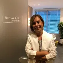 Dyt. Berna Çil — Diyetisyen, İstanbul. Portre fotoğrafı.
