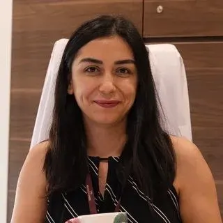 Uzm. Dr. Esra Aslan Koyuncu — Dermatoloji, Mezitli, Mersin. Portre fotoğrafı.