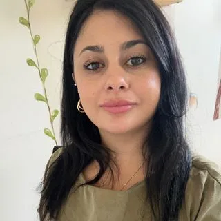 Psk. | Bilim Uzmanı Yasemin Kocaman — Psikoloji, İstanbul. Portre fotoğrafı.