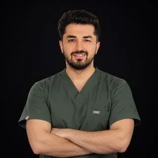 Uzm. Dt. Mücahit Güner — İstanbul. Portre fotoğrafı.