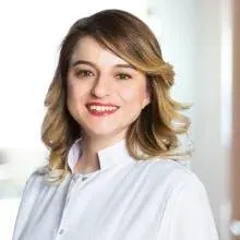 Uzm. Dr. Elif Köşeli — Çocuk Sağlığı Ve Hastalıkları, İstanbul. Portre fotoğrafı.