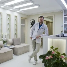 Dt. Emre Kural — Diş Hekimi, İstanbul. Portre fotoğrafı.
