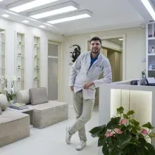 Dt. Emre Kural — Diş Hekimi, İstanbul. Portre fotoğrafı.