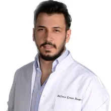 Dt. Onur Çınar Kaya — Diş Hekimi, İzmir. Portre fotoğrafı.