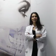 Dt. Cemre Uçmak — Diş Hekimi, Adana. Portre fotoğrafı.