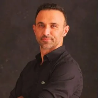 Doç. Dr. Alper Kafkaslı — Üroloji, İstanbul. Portre fotoğrafı.