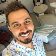 Dt. Muzaffer Serbest — Diş Hekimi, Muratpaşa, Antalya. Portre fotoğrafı.