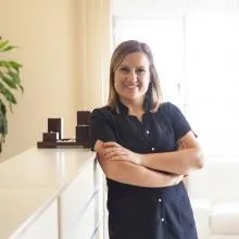 Dt. Firuzan Küçük Özkaral — Diş Hekimi, Antalya. Portre fotoğrafı.