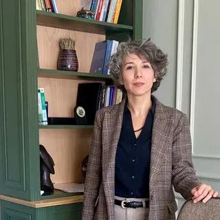 Uzm. Dr. Meliha Öztürk — Psikiyatri, İstanbul. Portre fotoğrafı.