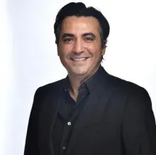 Op. Dr. Alpaslan Topçu — Plastik Rekonstrüktif Ve Estetik Cerrahi, İstanbul. Portre fotoğrafı.