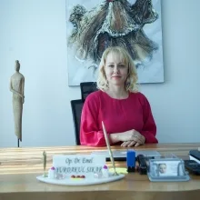 Op. Dr. Emel Yurdakul Sıkar — Plastik Rekonstrüktif Ve Estetik Cerrahi, İstanbul. Portre fotoğrafı.