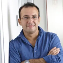 Op. Dr. Hakkı Yücel Demir — Plastik Rekonstrüktif Ve Estetik Cerrahi, Ankara. Portre fotoğrafı.