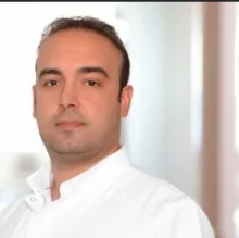 Uzm. Dr. Özgür Demir — Dermatoloji, Pendik, İstanbul. Portre fotoğrafı.
