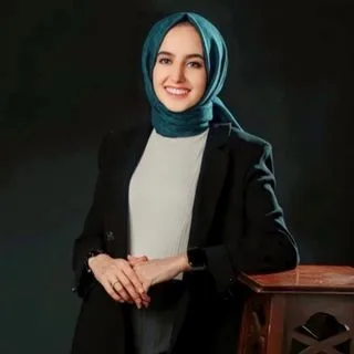 Kl. Psk. Elif Akan Çelik — Psikoloji, İstanbul. Portre fotoğrafı.
