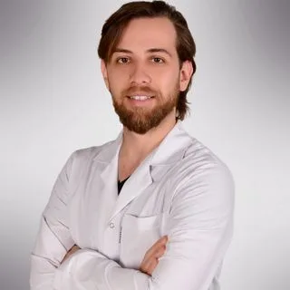 Uzm. Dr. Dorukhan Besin — Çocuk Sağlığı Ve Hastalıkları, İzmir. Portre fotoğrafı.