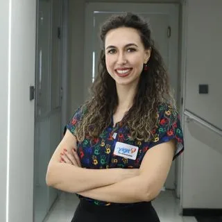 Uzm. Dt. Hatice Kübra Uyanık — Endodonti, Konya. Portre fotoğrafı.