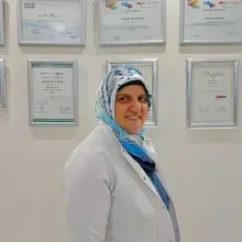 Dt. Güler Bayındır — Diş Hekimi, Denizli. Portre fotoğrafı.