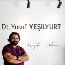 Dt. Yusuf Yeşilyurt — Diş Hekimi, Uşak. Portre fotoğrafı.