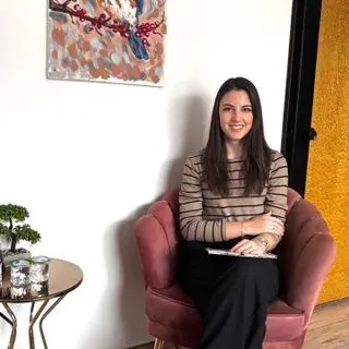Kl. Psk. Pınar Güneş Çimen — Psikoloji, İstanbul. Portre fotoğrafı.