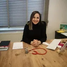 Uzm. Dr. Sinem Kaygısız — Çocuk Sağlığı Ve Hastalıkları, Balıkesir. Portre fotoğrafı.