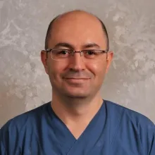 Dr. Dt. Burak Aksu — İstanbul. Portre fotoğrafı.