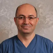 Dr. Dt. Burak Aksu — İstanbul. Portre fotoğrafı.