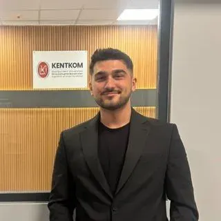 Dkt. İsmail Samet Çalışkan — Dil ve Konuşma Terapisi. Portre fotoğrafı.