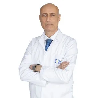 Uzm. Dr. Fatih Güllük — İç Hastalıkları, Düzce. Portre fotoğrafı.