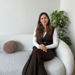 Psk. Buse Akdeniz — Psikolojik Danışma ve Rehberlik. Portre fotoğrafı.