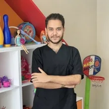 Uzm. Dkt. Serhat Aslantaş — Dil ve Konuşma Terapisi. Portre fotoğrafı.