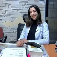 Dyt. Müge Sahilli — Diyetisyen. Portre fotoğrafı.