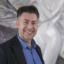 Op. Dr. Mert Sandıkcı — Plastik Rekonstrüktif Ve Estetik Cerrahi, Kocaeli. Portre fotoğrafı.
