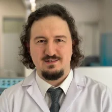 Dr. Öğr. Üyesi Reşit Yiğit Yılancıoğlu — Kardiyoloji, İzmir. Portre fotoğrafı.