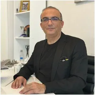 Op. Dr. Fatih Söylemez — Plastik Rekonstrüktif Ve Estetik Cerrahi, İstanbul. Portre fotoğrafı.