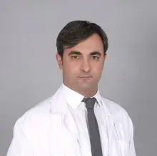 Op. Dr. Azat Alınak — Göz Hastalıkları. Portre fotoğrafı.