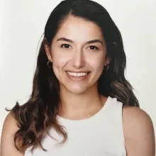 Fzt. Pelin Vural — Fizyoterapi Ve Rehabilitasyon. Portre fotoğrafı.