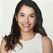 Fzt. Pelin Vural — Fizyoterapi Ve Rehabilitasyon. Portre fotoğrafı.