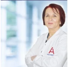Uzm. Dr. Fatma Çuhadar — Enfeksiyon Hastalıkları, İstanbul. Portre fotoğrafı.