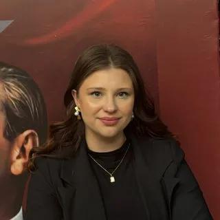 Psk. İrem Beyazpınar — Psikoloji, Kocaeli. Portre fotoğrafı.