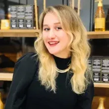 Kl. Psk. Aylin Koçubaba — Psikoloji, İstanbul. Portre fotoğrafı.