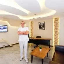 Dt. Hüseyin Fahrioğlu — Diş Hekimi, İstanbul. Portre fotoğrafı.