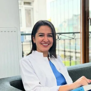 Dt. Fatma Türel — Diş Hekimi, İstanbul. Portre fotoğrafı.