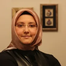 Uzm. Dr. Büşra Duran — Çocuk ve Ergen Psikiyatrisi, İstanbul. Portre fotoğrafı.