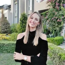 Dyt. Cansu Biliroğlu — Diyetisyen. Portre fotoğrafı.